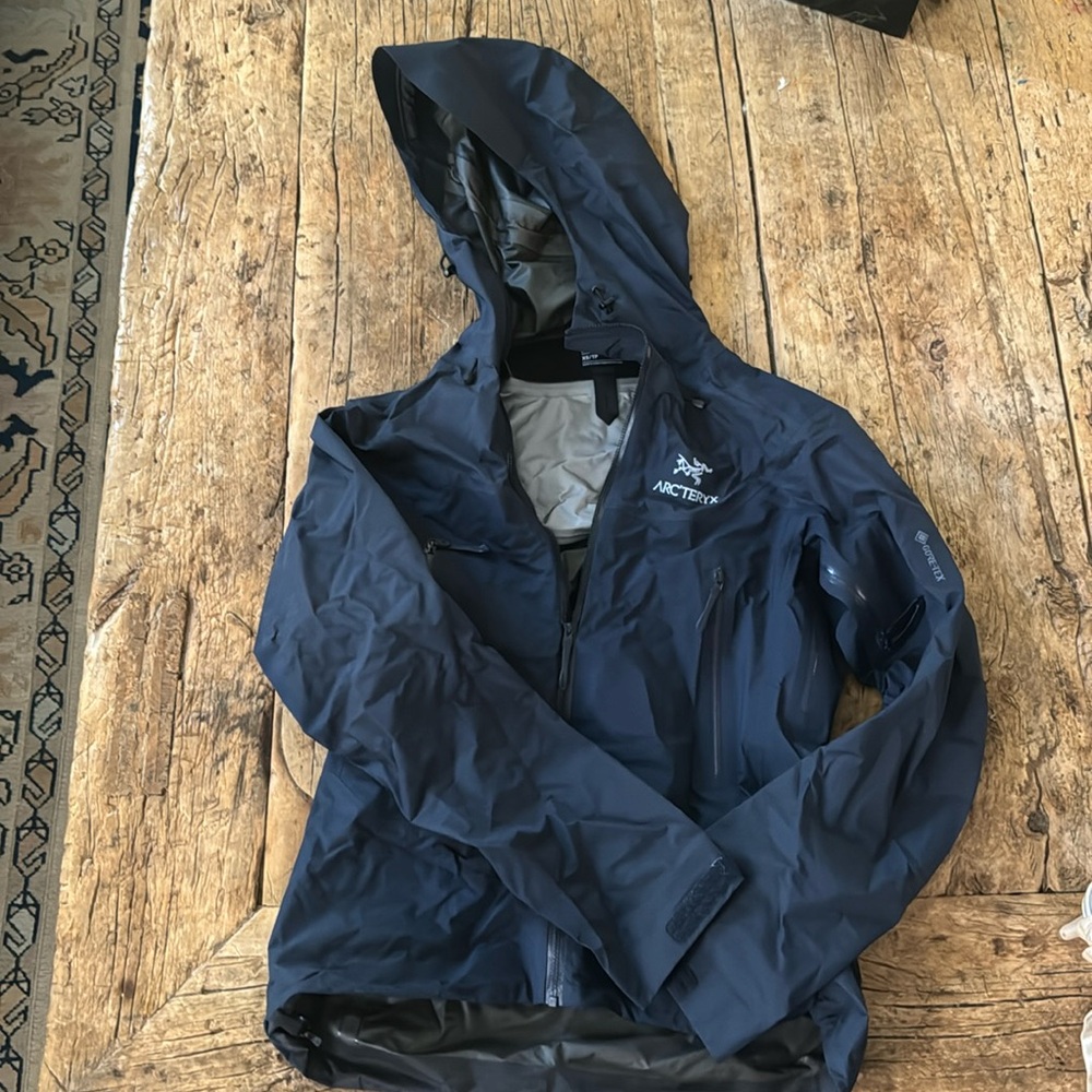 Women’s Arc’teryx Beta Light Navy goretex shell XS